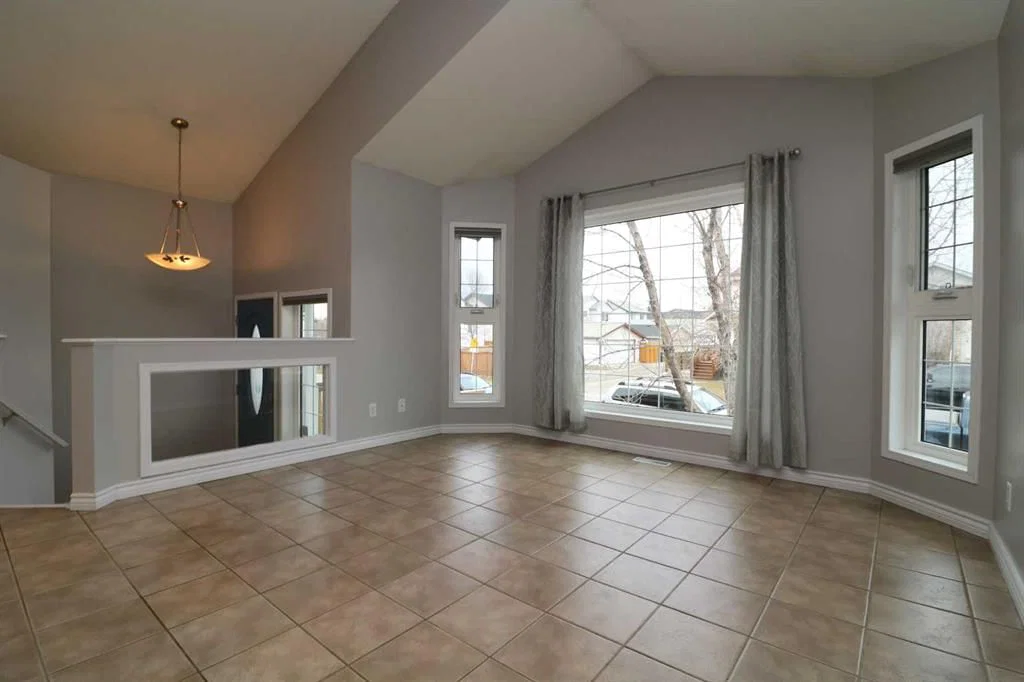 52 Mt Aberdeen Circle SE, Calgary — photo 5 of 28