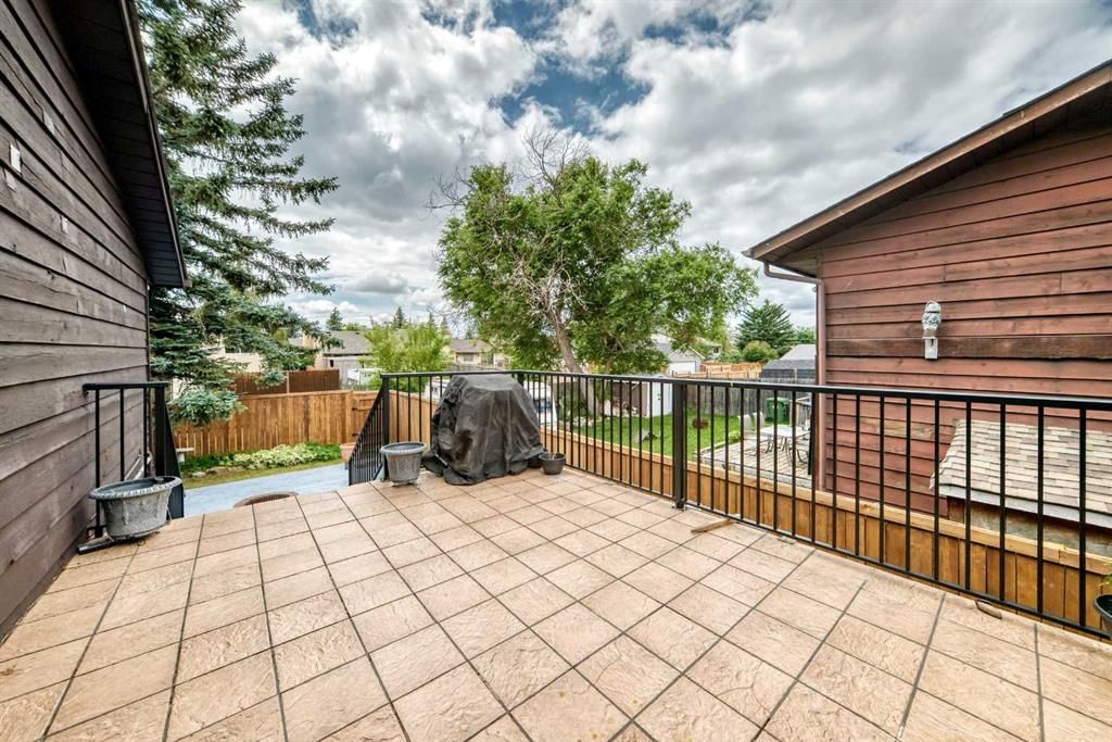 91 Castleridge Crescent NE, Calgary — photo 5 of 30