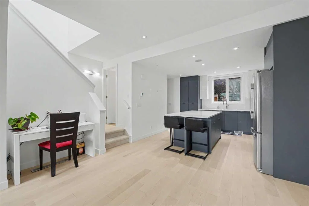 1713 34 Avenue SW, Calgary — photo 4 of 31