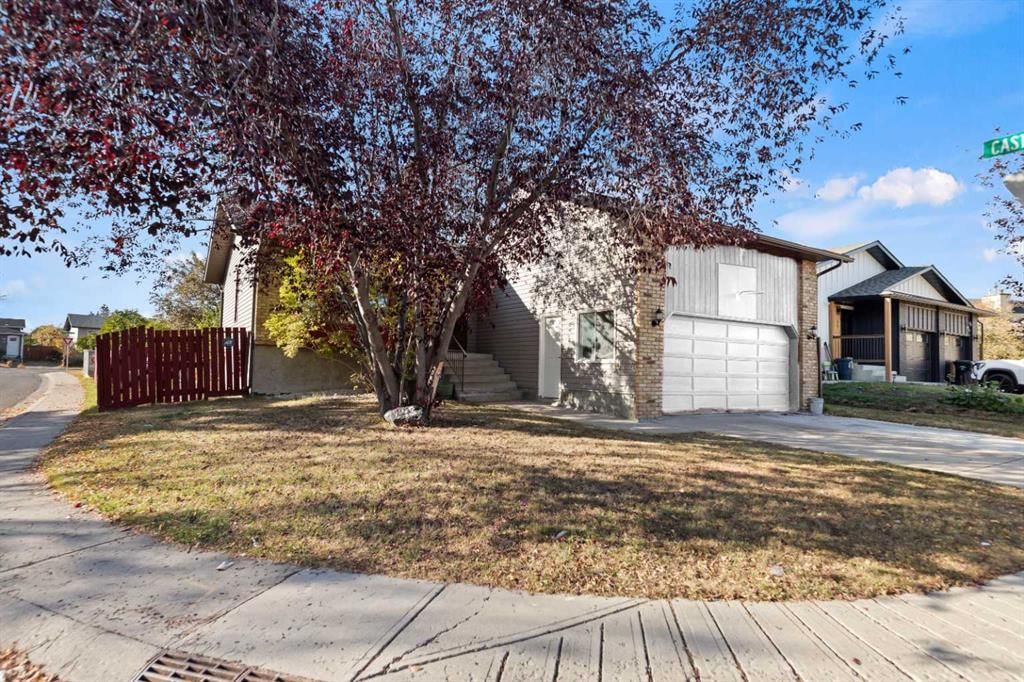 48 Castleglen Court NE, Calgary — photo 2 of 35