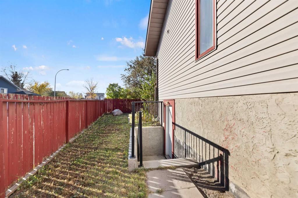 48 Castleglen Court NE, Calgary — photo 3 of 35