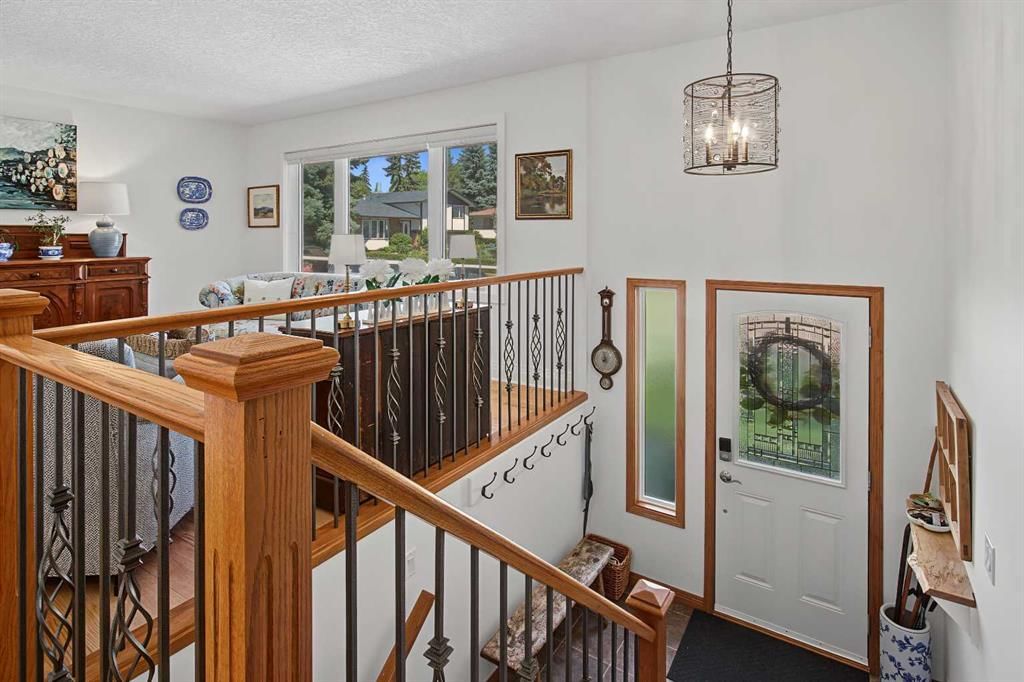 5523 Dalhart Road NW, Calgary — photo 2 of 43