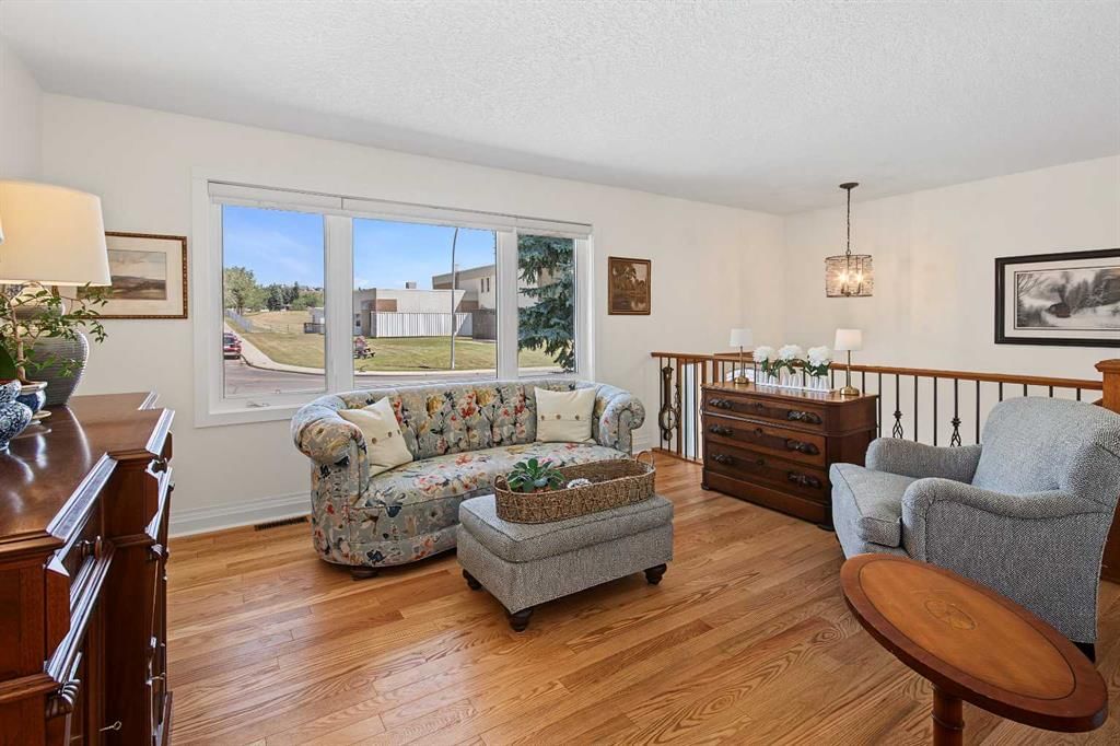 5523 Dalhart Road NW, Calgary — photo 3 of 43