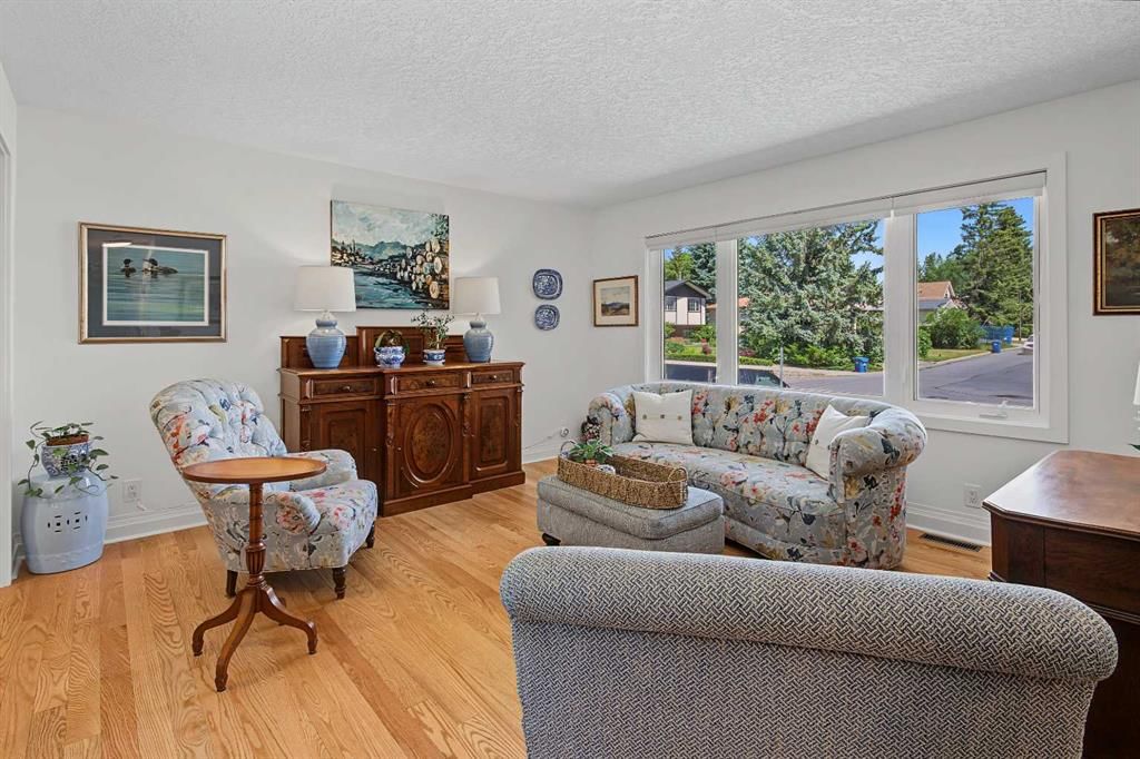 5523 Dalhart Road NW, Calgary — photo 4 of 43