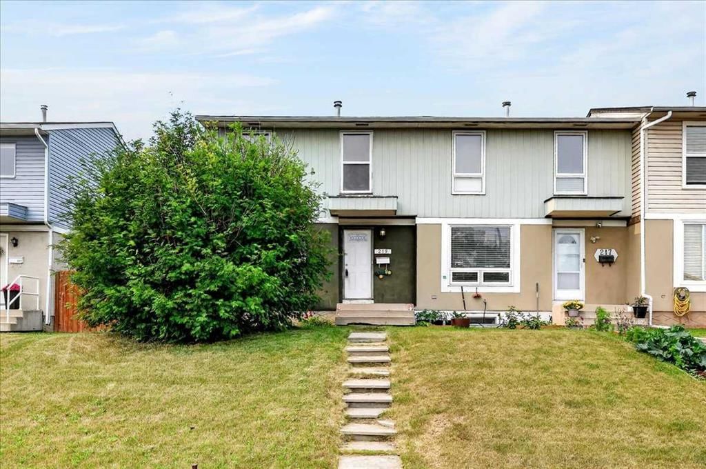 219 Penworth Drive SE, Calgary — photo 2 of 40