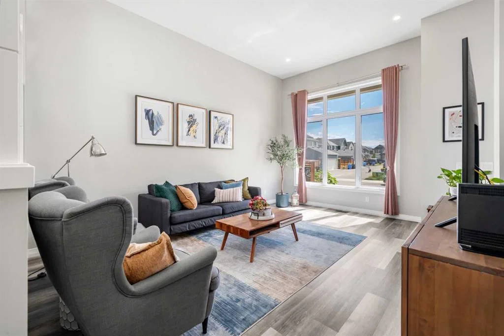 374 Magnolia Square SE, Calgary — photo 3 of 34