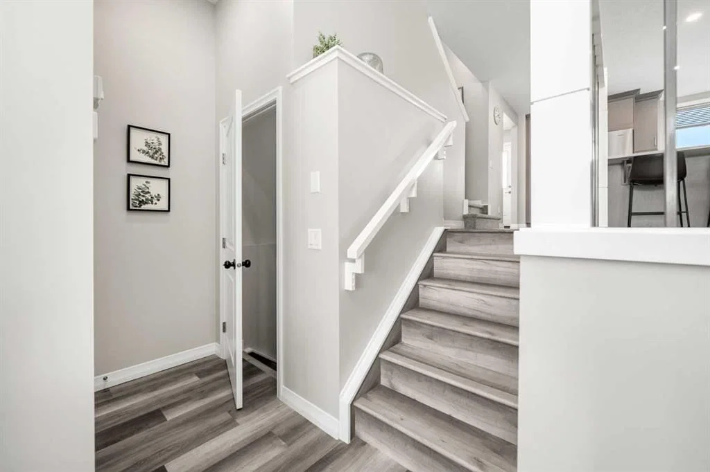 374 Magnolia Square SE, Calgary — photo 5 of 34