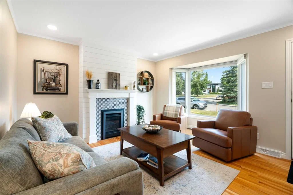 15 Carmangay Crescent NW, Calgary — photo 3 of 33