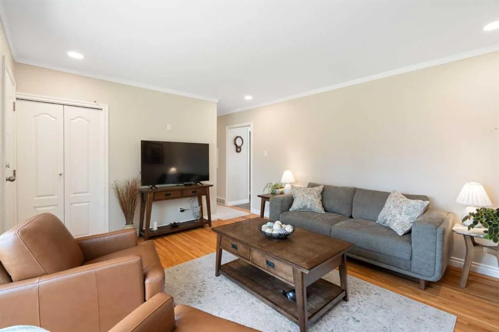 15 Carmangay Crescent NW, Calgary — photo 4 of 33