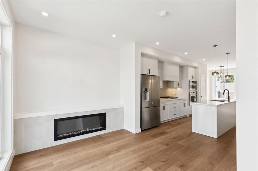 4309 30 Avenue SW, Calgary — photo 4 of 21