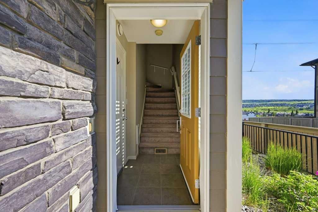 3 Evansview Gardens NW, Calgary — photo 4 of 47