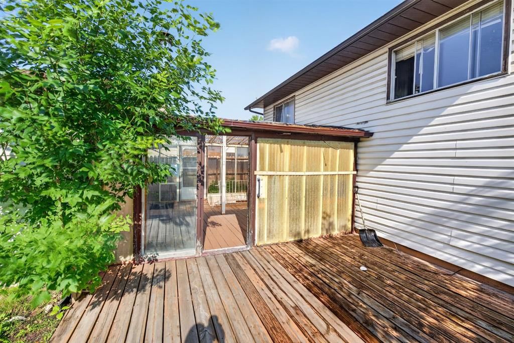 319 Rundlelawn Road NE, Calgary — photo 4 of 27