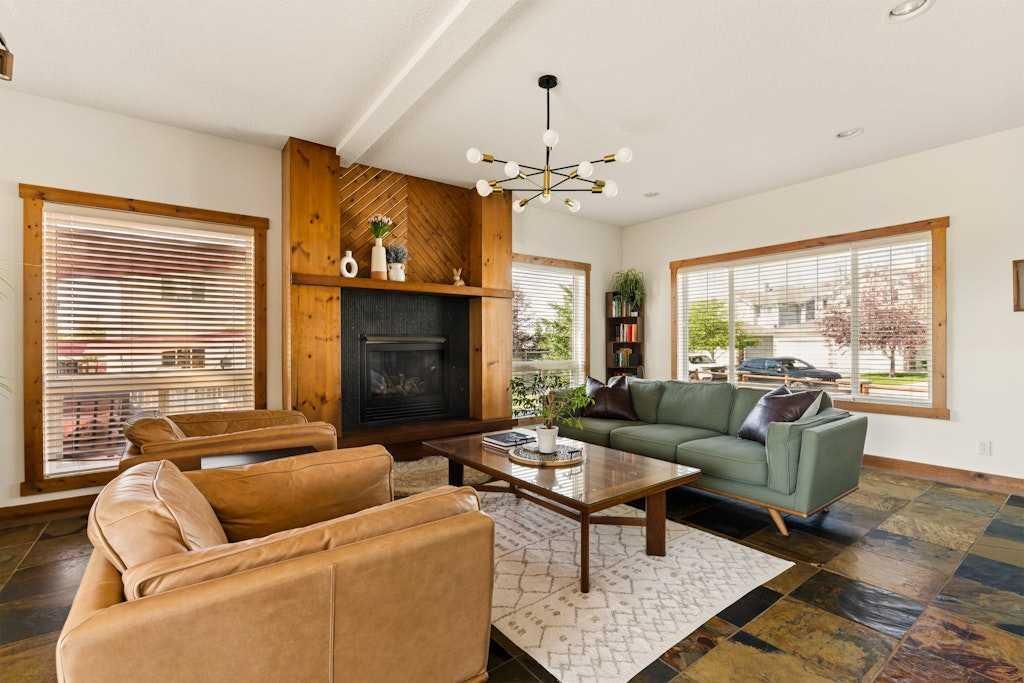 115 Rockmont Court NW, Calgary — photo 4 of 50