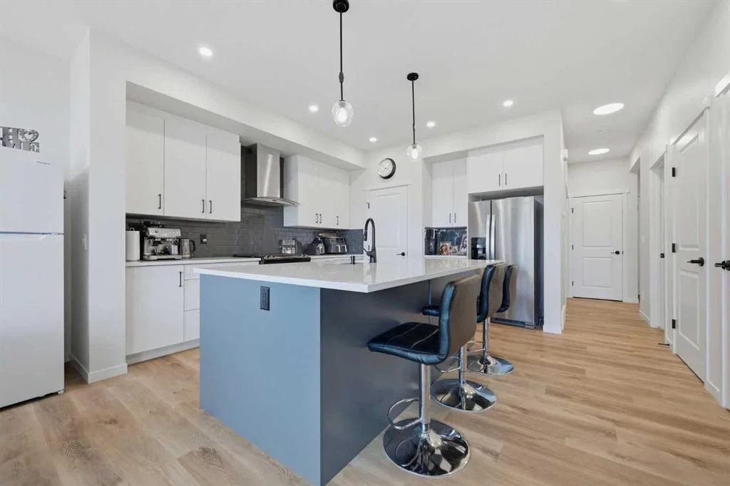 147 Magnolia Path SE, Calgary — photo 5 of 35