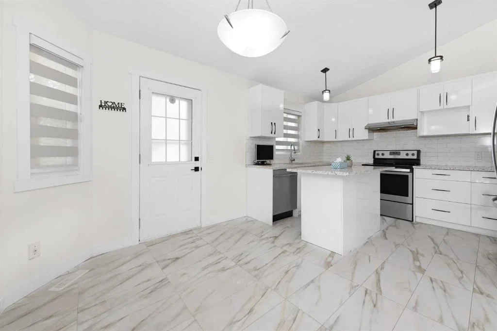 98 Del Ray Road NE, Calgary — photo 5 of 45