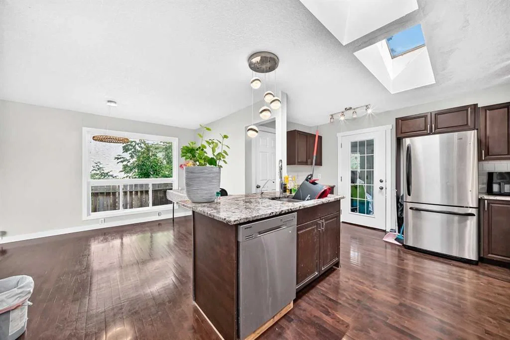 6016 18 Avenue NE, Calgary — photo 5 of 23