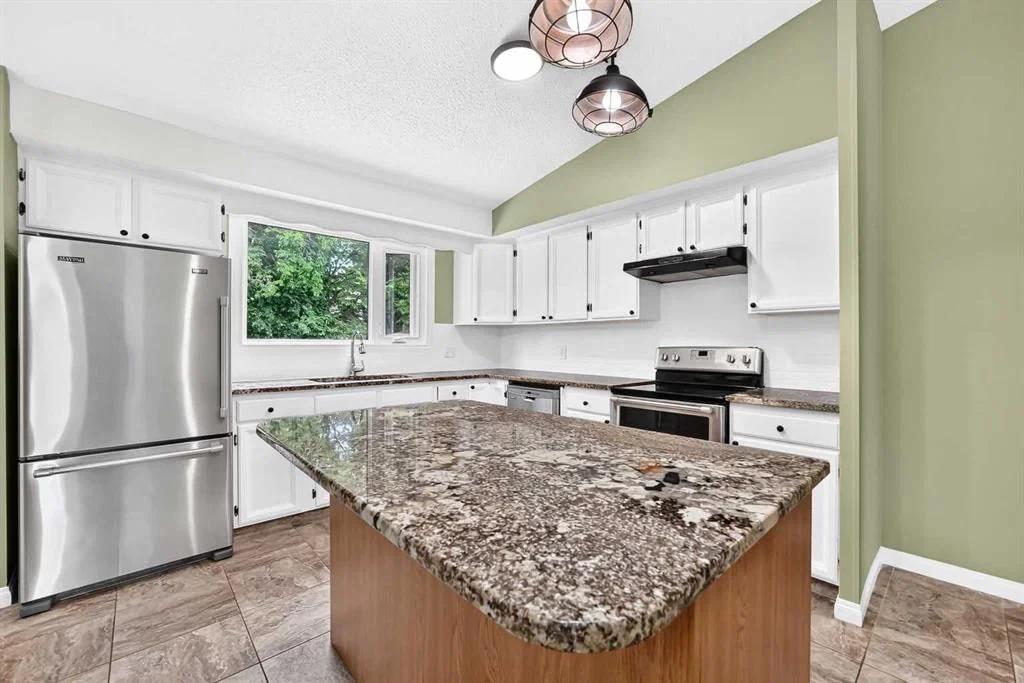 11335 Braeside Drive SW, Calgary — photo 3 of 48