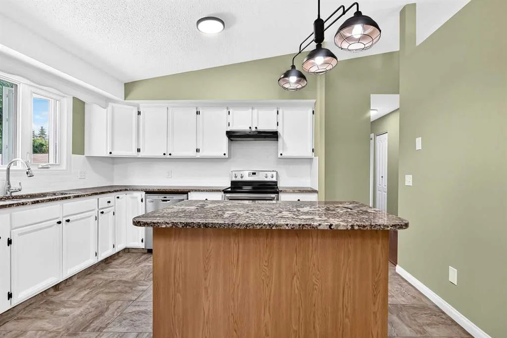 11335 Braeside Drive SW, Calgary — photo 4 of 48