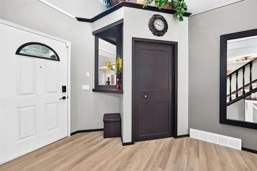 81 Sandalwood Court NW, Calgary — photo 2 of 50
