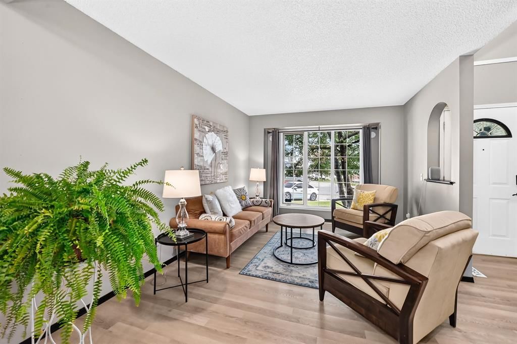 81 Sandalwood Court NW, Calgary — photo 3 of 50