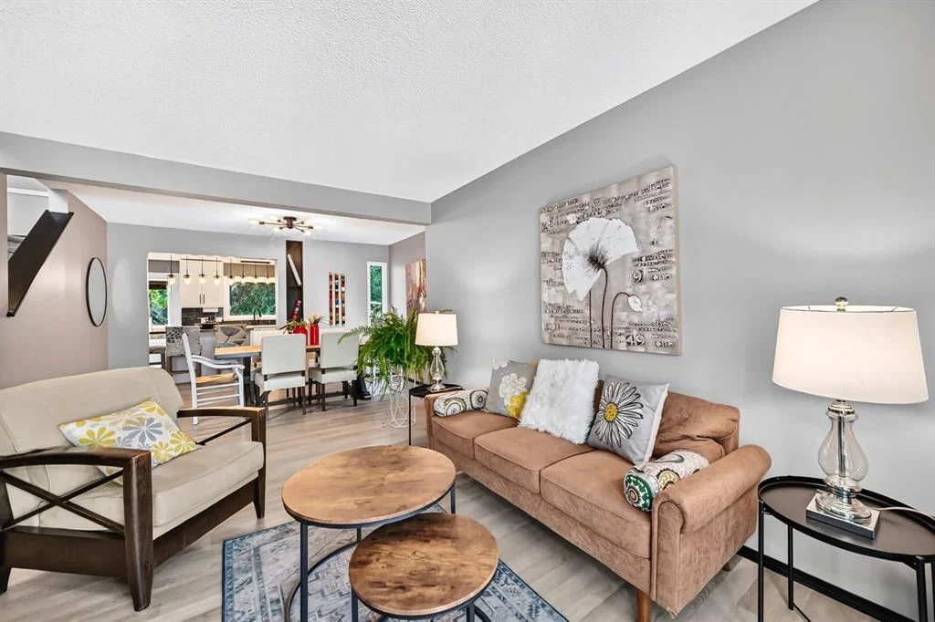 81 Sandalwood Court NW, Calgary — photo 4 of 50