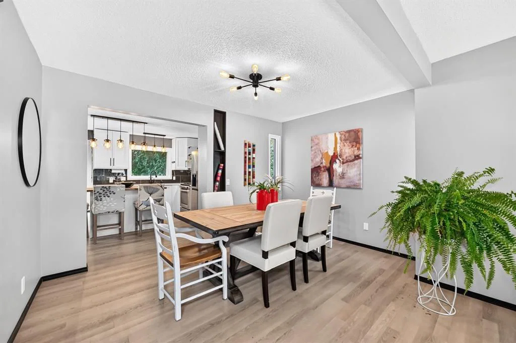 81 Sandalwood Court NW, Calgary — photo 5 of 50