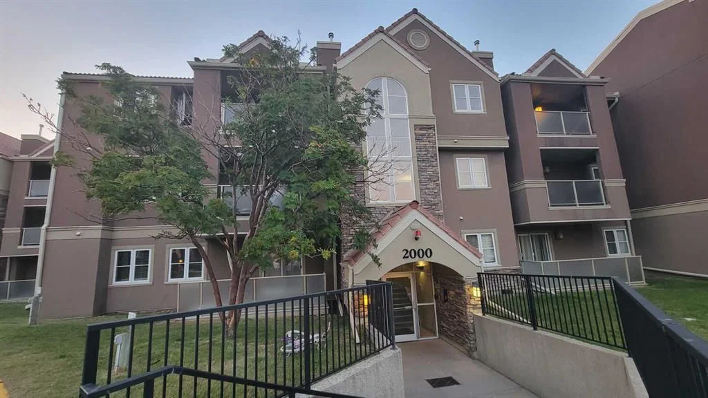 13, 2000 Edenwold Heights NW, Calgary — main listing photo