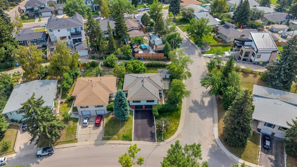 1415 Rosehill Drive NW, Calgary — photo 2 of 34
