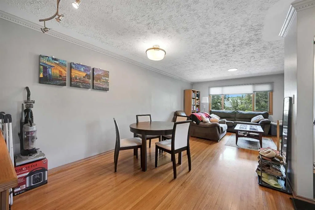 1415 Rosehill Drive NW, Calgary — photo 5 of 34