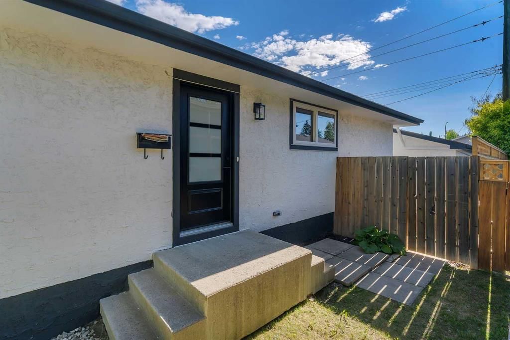 8059 Huntington Street NE, Calgary — photo 4 of 38