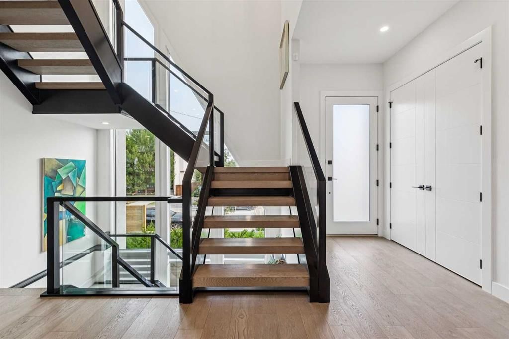 2435 29 Avenue SW, Calgary — photo 3 of 43