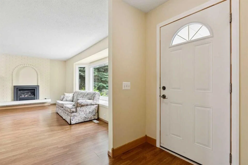 6452 Silver Springs Way NW, Calgary — photo 3 of 40