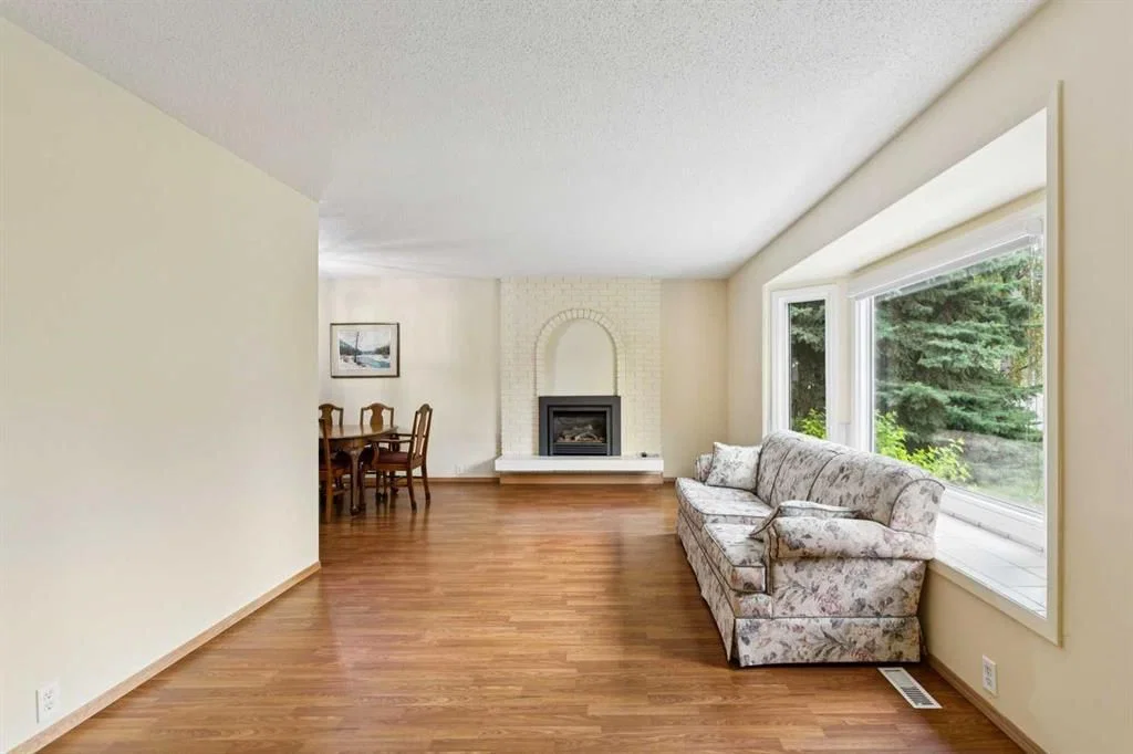 6452 Silver Springs Way NW, Calgary — photo 5 of 40