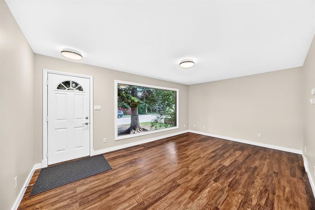 6012 33 Avenue NW, Calgary — photo 3 of 38