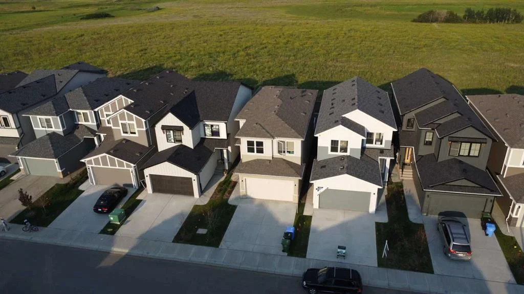 143 Belvedere Crescent SE, Calgary — photo 2 of 40