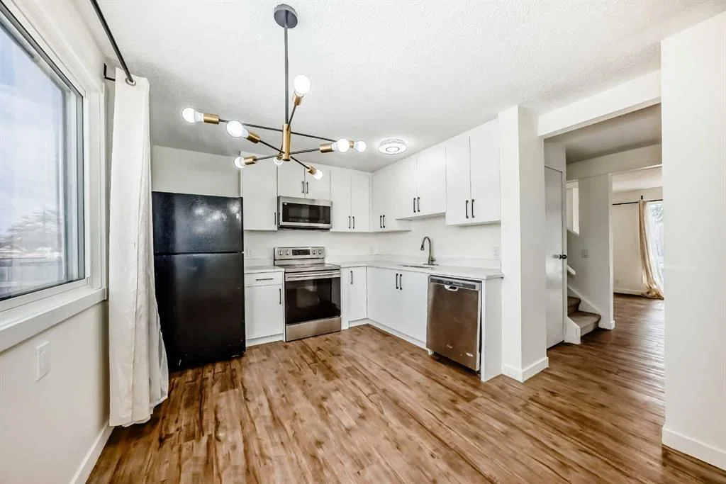 25 Erin Ridge Road SE, Calgary — main listing photo