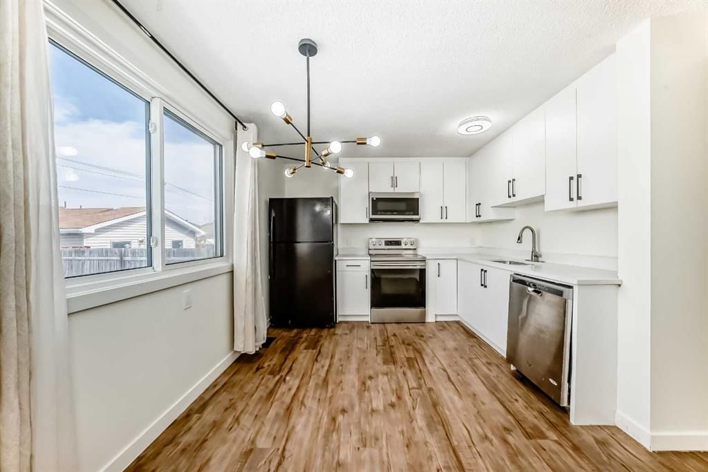 25 Erin Ridge Road SE, Calgary — photo 3 of 46
