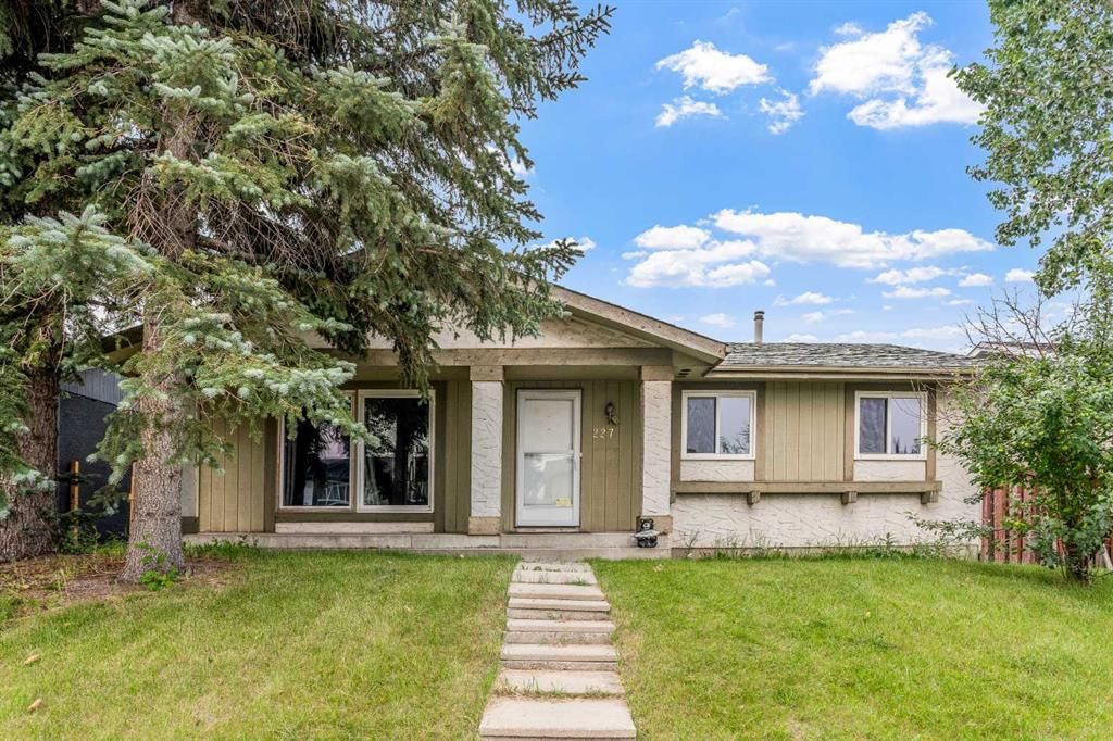 227 Manora Crescent NE, Calgary — photo 3 of 44