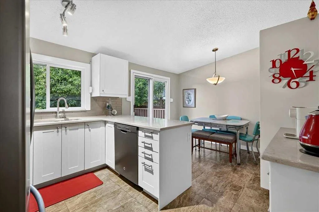 1123 48 Avenue NW, Calgary — photo 3 of 49