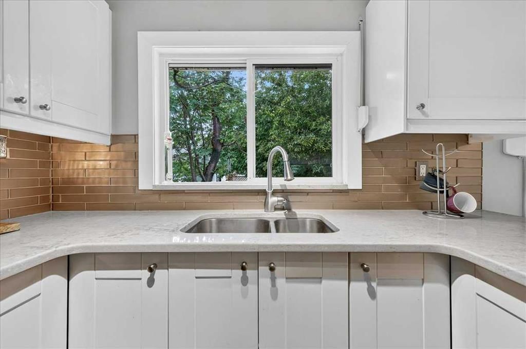 1123 48 Avenue NW, Calgary — photo 5 of 49