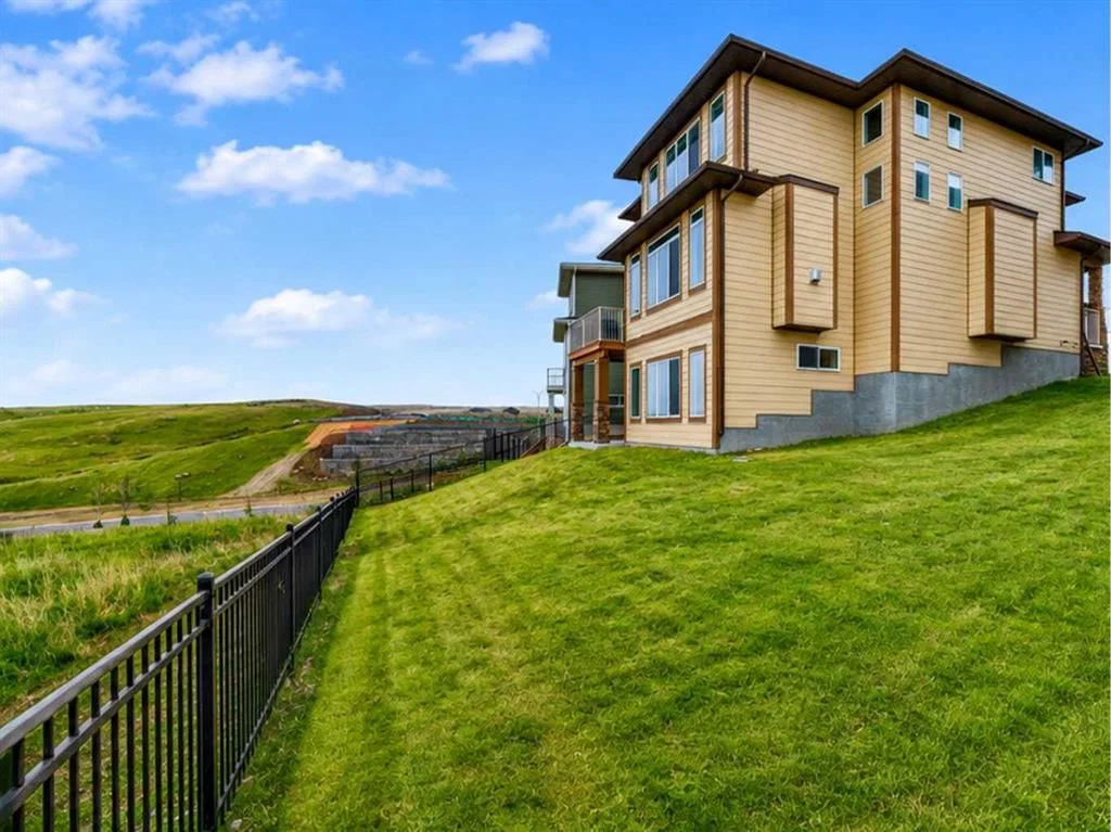 30 Evansborough View NW, Calgary — photo 4 of 48