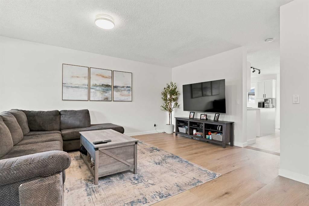 61 Mt Aberdeen Circle SE, Calgary — photo 4 of 37