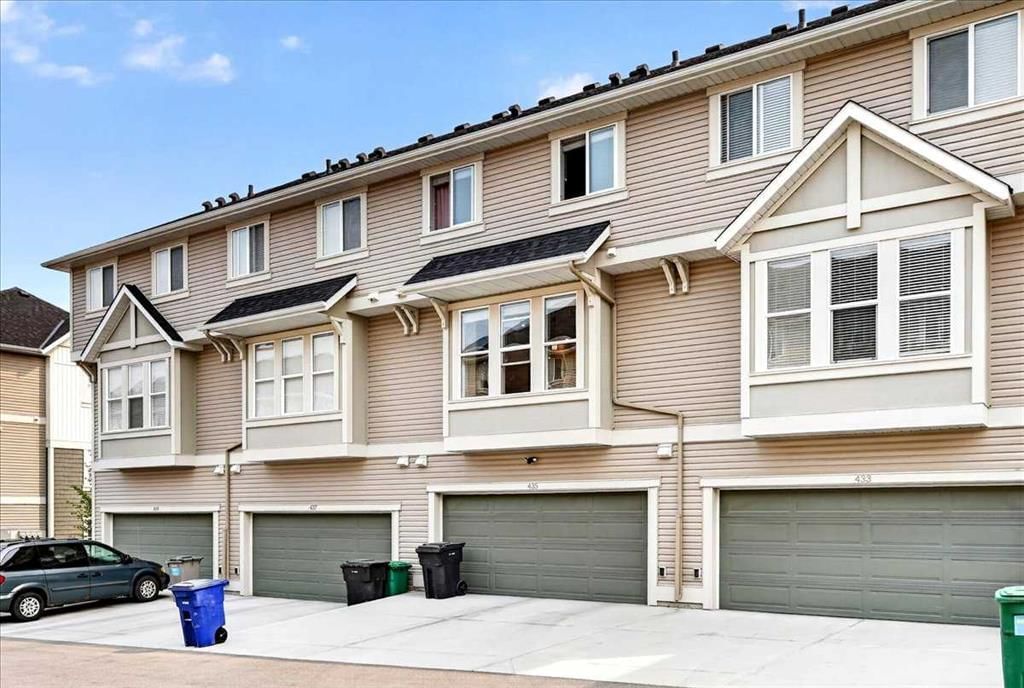 435 South Point Lane SW, Airdrie — photo 3 of 40