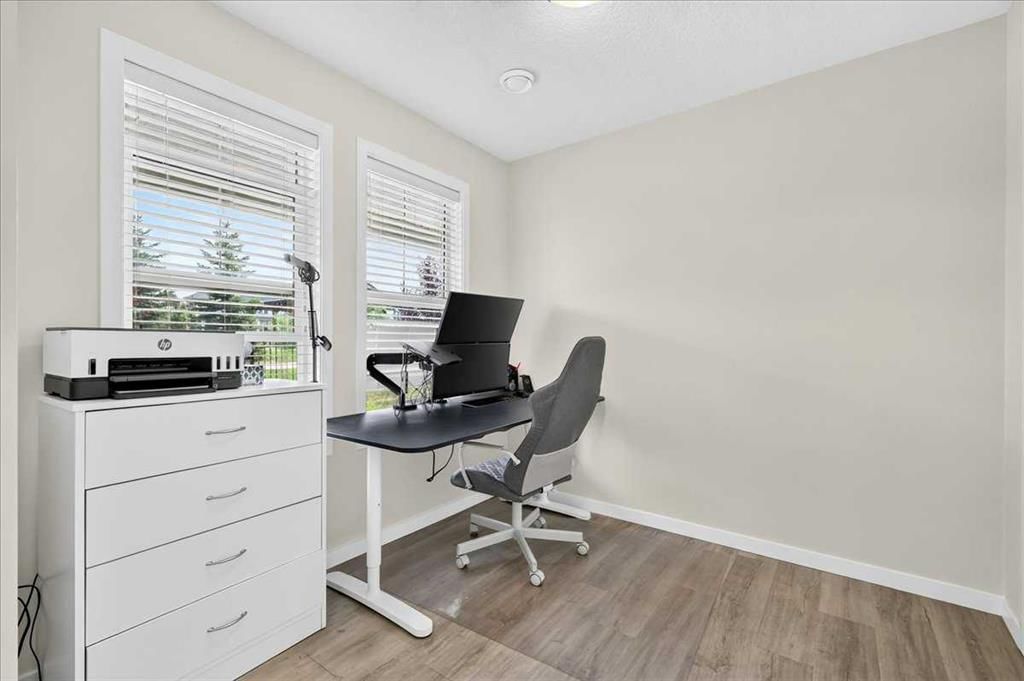 435 South Point Lane SW, Airdrie — photo 5 of 40