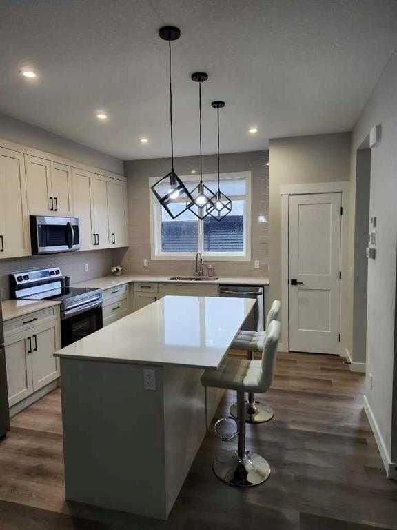 24 Silverton Glen Green SW, Calgary — photo 2 of 26