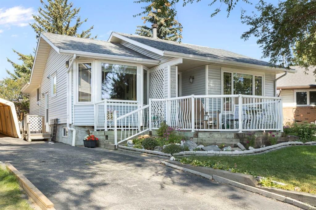 243 Radcliffe Place SE, Calgary — main listing photo