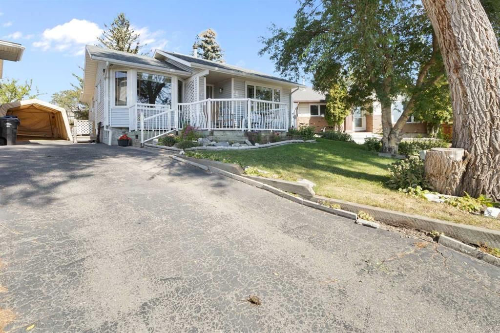 243 Radcliffe Place SE, Calgary — photo 3 of 39