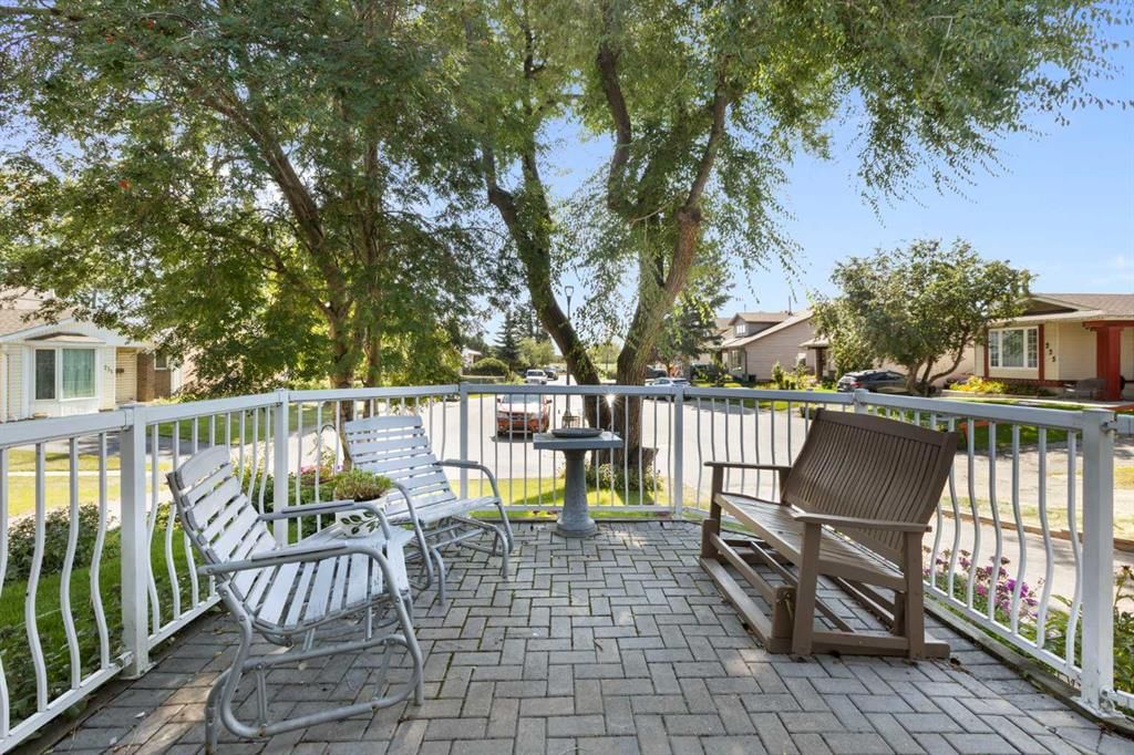 243 Radcliffe Place SE, Calgary — photo 5 of 39
