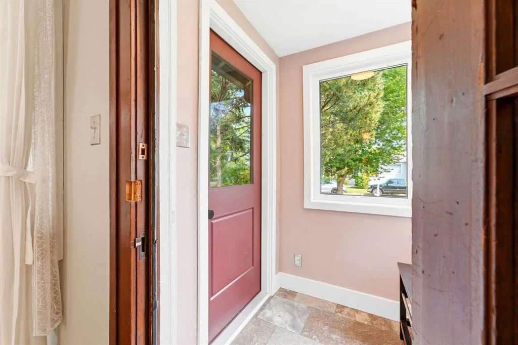 439 13 Avenue NE, Calgary — photo 4 of 48