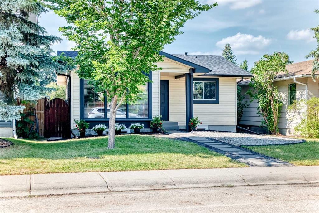 145 Sunvale Crescent SE, Calgary — photo 4 of 37